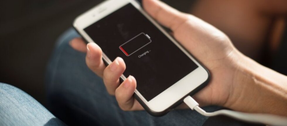 Baterie v mobilech budou opět vyjímatelné